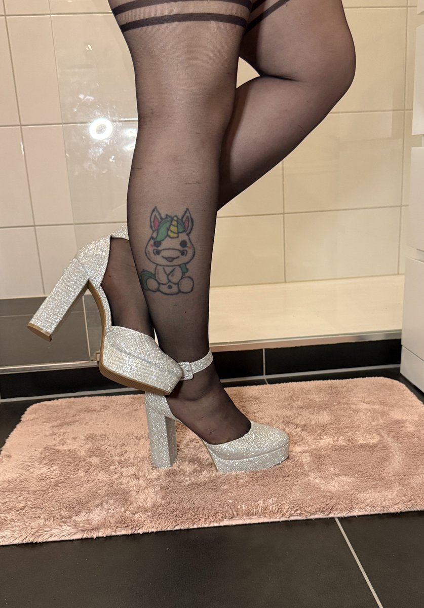 Pia20023's tweet photo. ✨ Neue Lieblingsheels! 🖤
Ich liebe den Glitzerlook in Kombination mit den schwarzen Strümpfen – klassisch, aber mit einem kleinen Extra. 🦄💫

#nylonsoles #nylonfashion #nylon #nylonfeet #feet #stocking #tights #strumpfhose #socks https://t.co/jIGSomGcrL