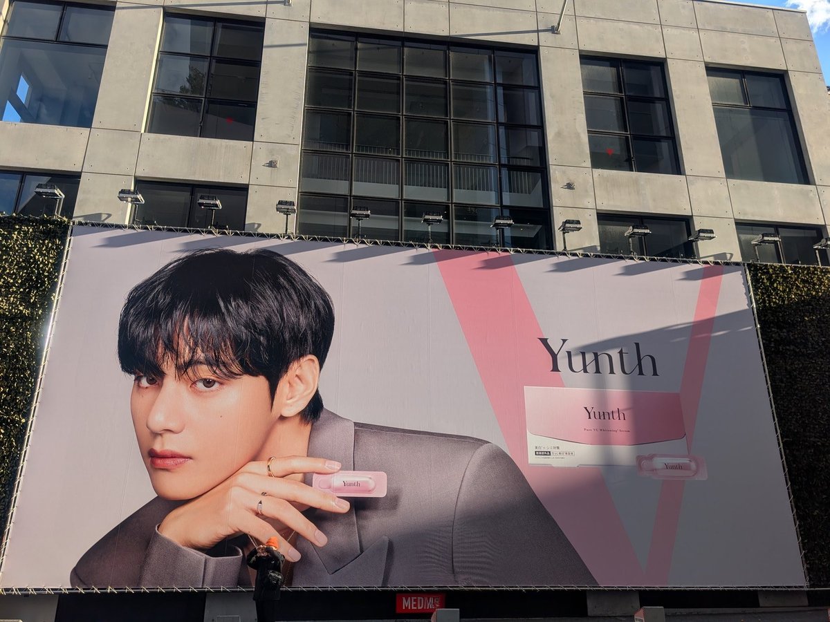 渋谷にBTS VのYunth巨大広告登場 ファン熱狂