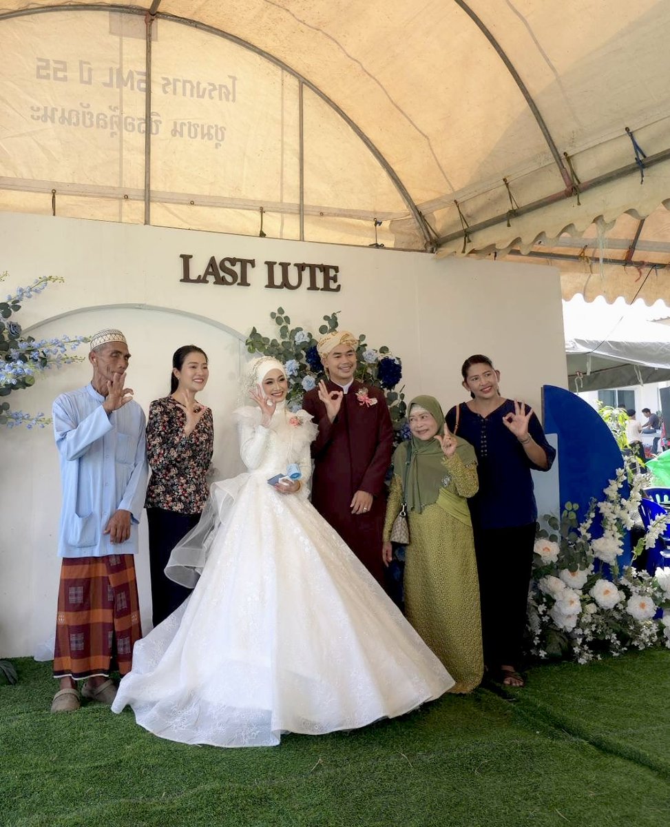 aim_theerarat's tweet photo. “ข้างหลังภาพ”

แสดงความยินดีกับบ่าวสาว อิคลาส ❤️ลูต พี่อิ่มขอต้อนรับสมาชิกใหม่ชุมชนคลองตาสอน

บรรยากาศจัดงานริมทุ่งนา บรรยากาศเป็นธรรมชาติ จัดพิธีนิก๊ะห์ กินข้าวกับเพื่อนๆ ญาติๆ หน้าบ้าน เรียบง่าย ด้วยความอบอุ่น

ชวนทุกคนมองบน ขึ้นไปตรงเต็นท์สีขาว กลับหลังอ่านได้ว่า “โครงการ SML ปี 55” เห็นแล้วดีใจทุกครั้ง ที่นโยบายของรัฐบาลพรรคเพื่อไทยตั้งแต่ปี 54 ผ่านมาจนถึงปัจจุบัน 14 ปีแล้ว พี่น้องประชาชนยังได้ใช้ประโยชน์อยู่ งบประมาณถึงมือพี่น้องประชาชน จับต้องได้ นี่คือหัวใจของเพื่อไทย #พรรคเพื่อไทยหัวใจคือประชาชน #ลดรายจ่ายเพิ่มรายได้ขยายโอกาส 

#ธีรรัตน์สำเร็จวาณิชย์