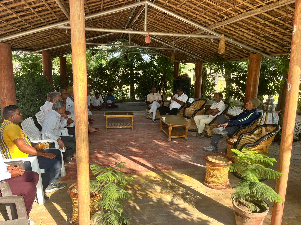 आज सिवाना स्थित निज निवास पर आयोजित जनसुनवाई कार्यक्रम के अंतर्गत देवतुल्य जनता सहित सम्मानित जन प्रतिनिधियों से आत्मीय भेंट कर उनकी समस्याओं को सुना एवं संबंधित अधिकारियों को त्वरित समाधान हेतु निर्देशित किया।

#HameerSinghBhayal #Siwana #BJP4IND #BJP4Rajasthan