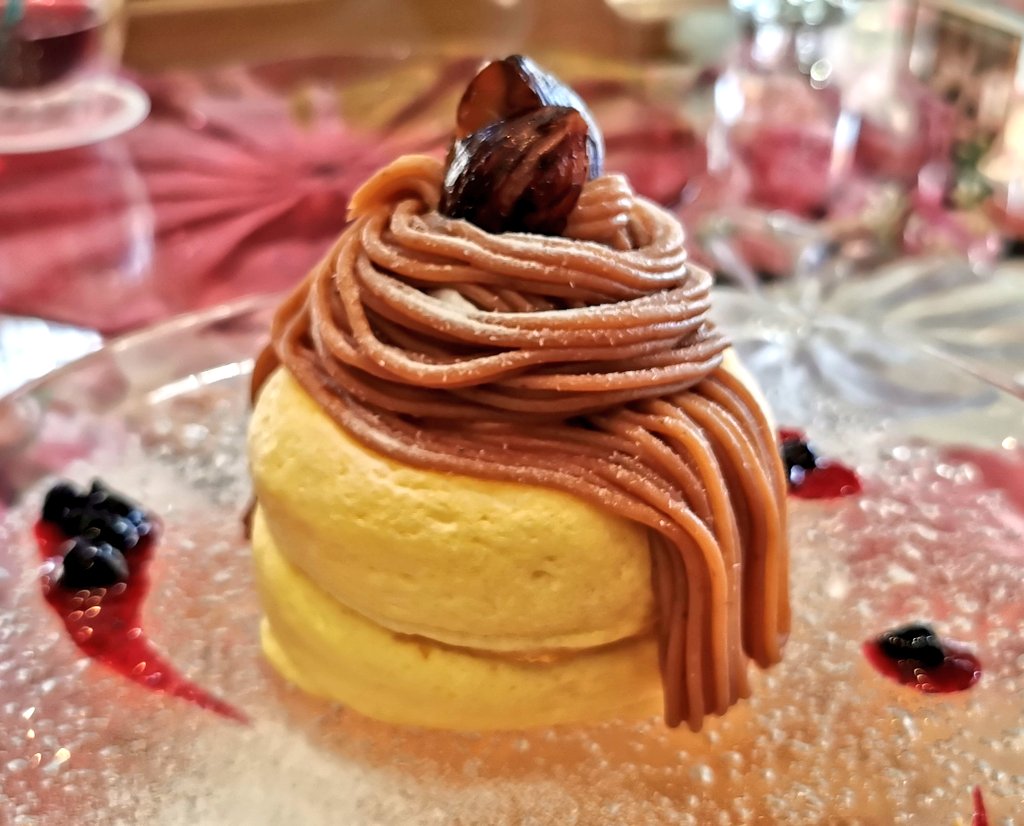 Ich habe das posten von Essen vernachlässigt, es tut mir leid qq

Pancakes mit Ei und Wurst, Pancake mit Roast Beef und zum Nachtisch Souflee Pancake Mont Blanc 💜