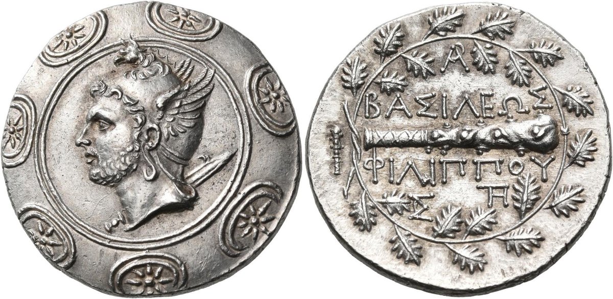 L’un de mes tetradrachmes préférés fut frappé par Philippe V, avant-dernier roi macédonien. Sur l’avers convexe en forme de bouclier, le roi apparaît affublé des attributs du héros légendaire Persée. Au revers, dans une couronne de chêne figurent le nom du roi et la massue