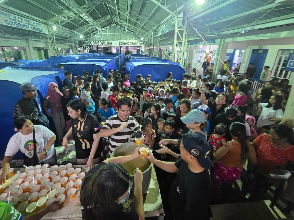 angatbuhay_ph's tweet photo. #AngatBayanihanInAction: Sa paghagupit ng #UwanPH kagabi, agad ding namahagi ang Angat Taytay, bahagi ng Angat Bayanihan Volunteer Network, ng 730 hot meals para sa evacuees ng Damayan Evacuation Center at Bagong Pag-Asa Elementary School, Taytay, Rizal. https://t.co/RLZwzYtJSp
