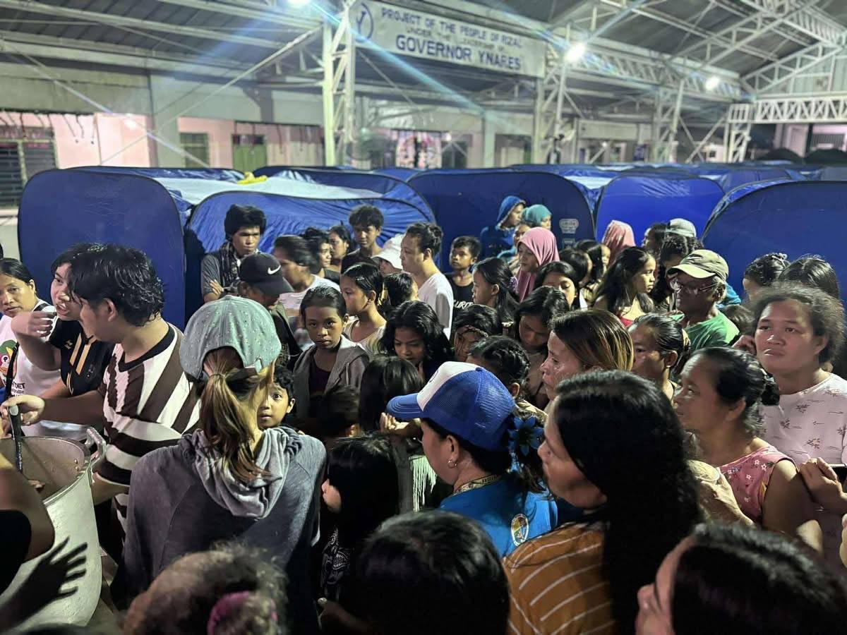 #AngatBayanihanInAction: Sa paghagupit ng #UwanPH kagabi, agad ding namahagi ang Angat Taytay, bahagi ng Angat Bayanihan Volunteer Network, ng 730 hot meals para sa evacuees ng Damayan Evacuation Center at Bagong Pag-Asa Elementary School, Taytay, Rizal.