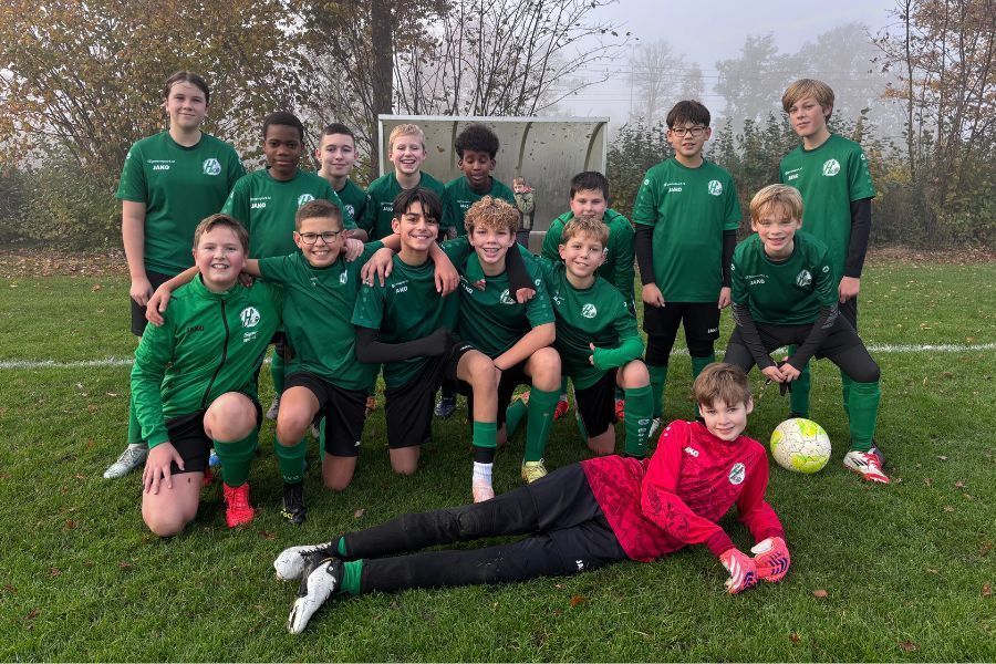 Heerenveense Boys MO17-2, JO13-3 &amp; JO9-3 hebben hun teamfoto met ons gedeeld.