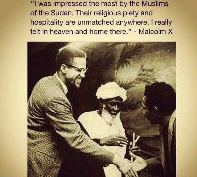 ✨️MEETING OF THE MINDS 
Malcolm X with his Sudanese spiritual advisor Sheik Ahmad Hassoun in the center.

Following Malcolm’s assassination on Feb. 21, 1965,  it was Sheikh Hassoun, who prepared Malcolm  X's body for burial.

On the right is Abdulrahman Mohamed Babu.
