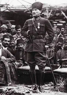 ne ingiliz zırhlıları 
ne fransız topları 
ne de yunan, italyan subayları ona karşı koyabildi.

küresel emperyalizme karşı;

saltanatı yıktı,
sömürüyü bertaraf etti,
halkına değerler kattı.  

Sarı Zeybek, 87 yıl önce ebediyete kavuştu. 

#10Kasım