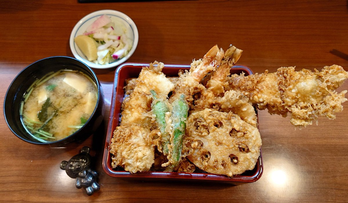 C7Ln4b's tweet image. 今日のランチは稲荷町で
特天重です

帆立、蓮根、ししとう2、海老2、穴子、キス、モウゴウイカ

下町天ぷらの名店にやっと
訪問出来ました
家族経営の暖かい接客に
ほっこりします
浅草、上野から離れて
いますがオススメです

天三
03-3842-6464
東京都台東区元浅草2-8-8 
tabelog.com/tokyo/A1311/A1…