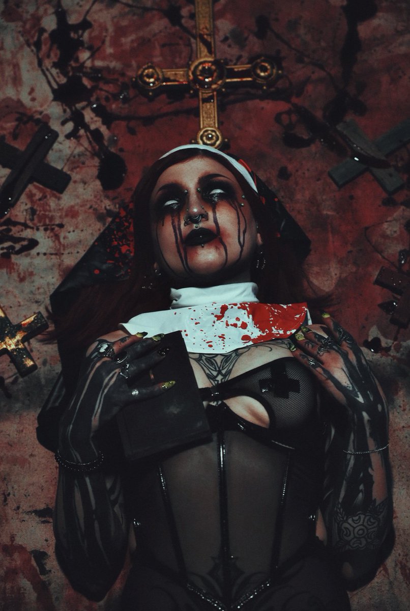 TsmangPhoto's tweet photo. First time having my work published, thanks Blood &amp; Ink magazine for the cover feature! Model: Lady Jade #magazine #tattoo #inkedgirls #horror #darkart #darkbeauty https://t.co/hFW4v8apCL
