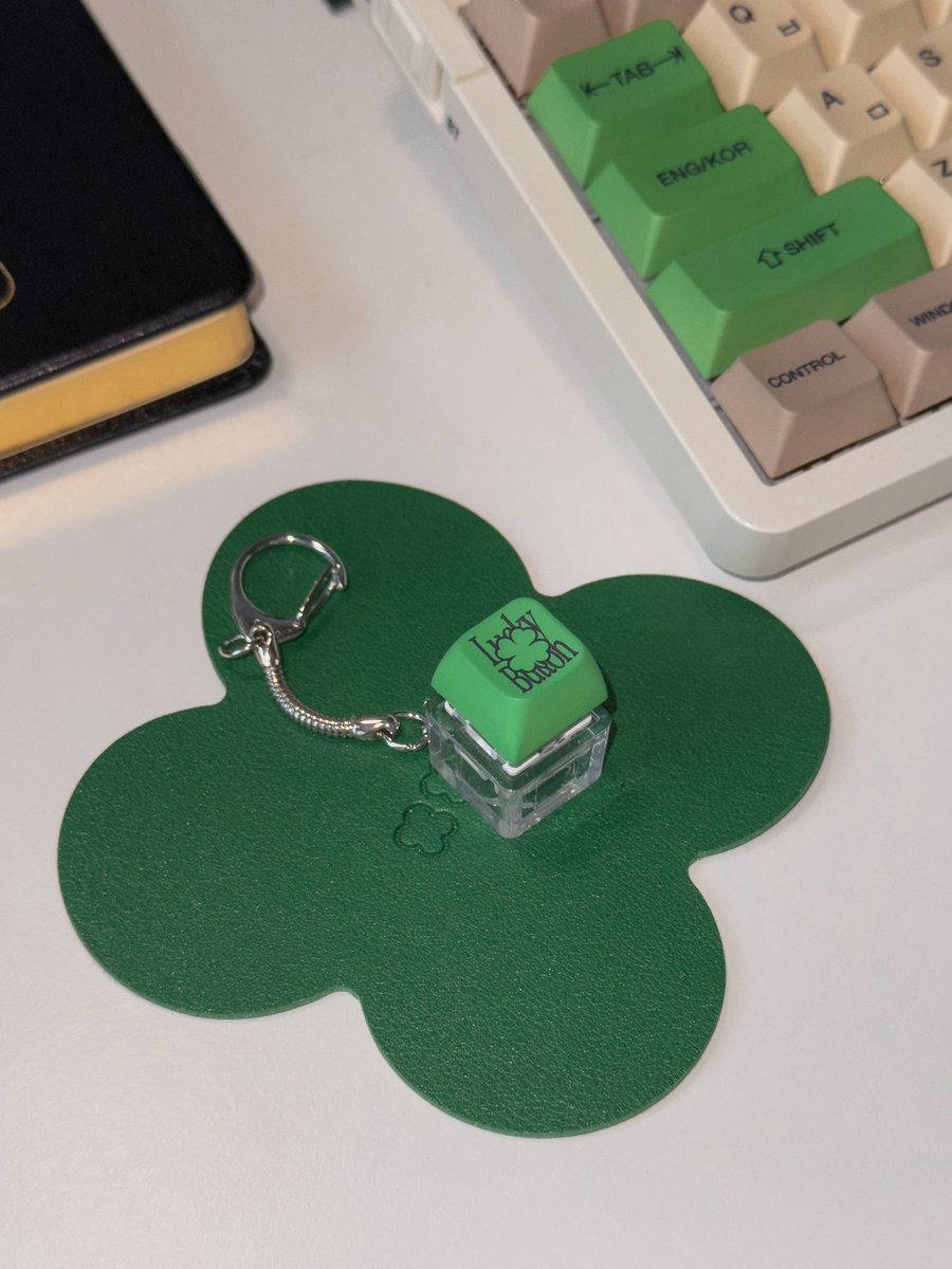 non_direction_'s tweet photo. 수능응원기념 RT 이벤트 들고왔슴댜 ,, 🍀 

주변에 응원하고픈 친구에게 럭키버튼을 선물해보세요..🎁  저는 누르는 것 만으로도 맘이 조금 평온해지더라구요..🫧 
2개 구매시 1000원 할인혜택이 있습니다. 
🔗https://t.co/oKmvBTbS2r 

🍀14일 추첨을 통해 10분께 럭키버튼을 선물드릴게요! https://t.co/wjGzVqcW46