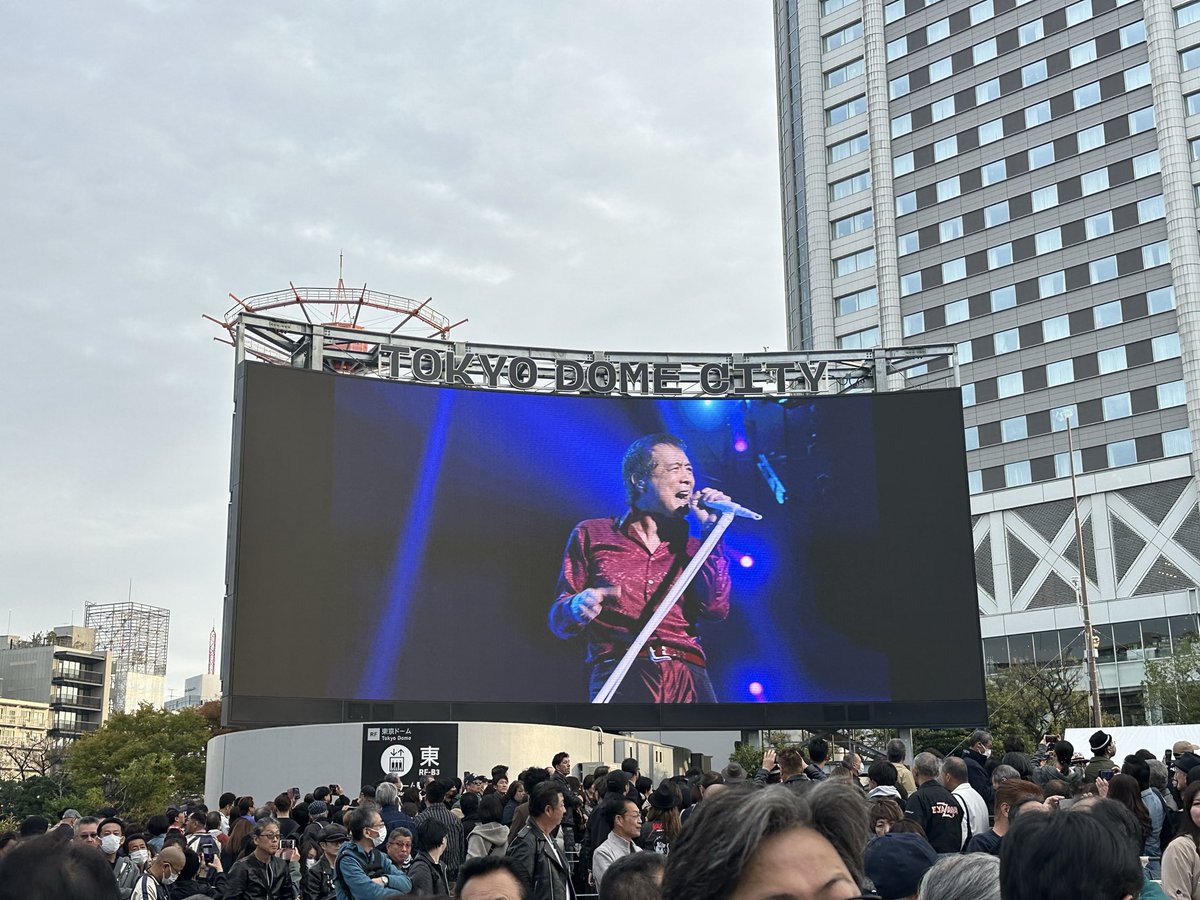 behappy__always's tweet photo. 11/8(土)
こちらを出発して 東京へ🗼
東京でランチするつもりが　駅弁買っちゃった💦
銀座のホテルのチェックインまでお茶して　いざ　東京ドーム‼️
まぁー　スゴい人人人

軽食食べてLIVE参戦♪ https://t.co/SvKTEtuELB