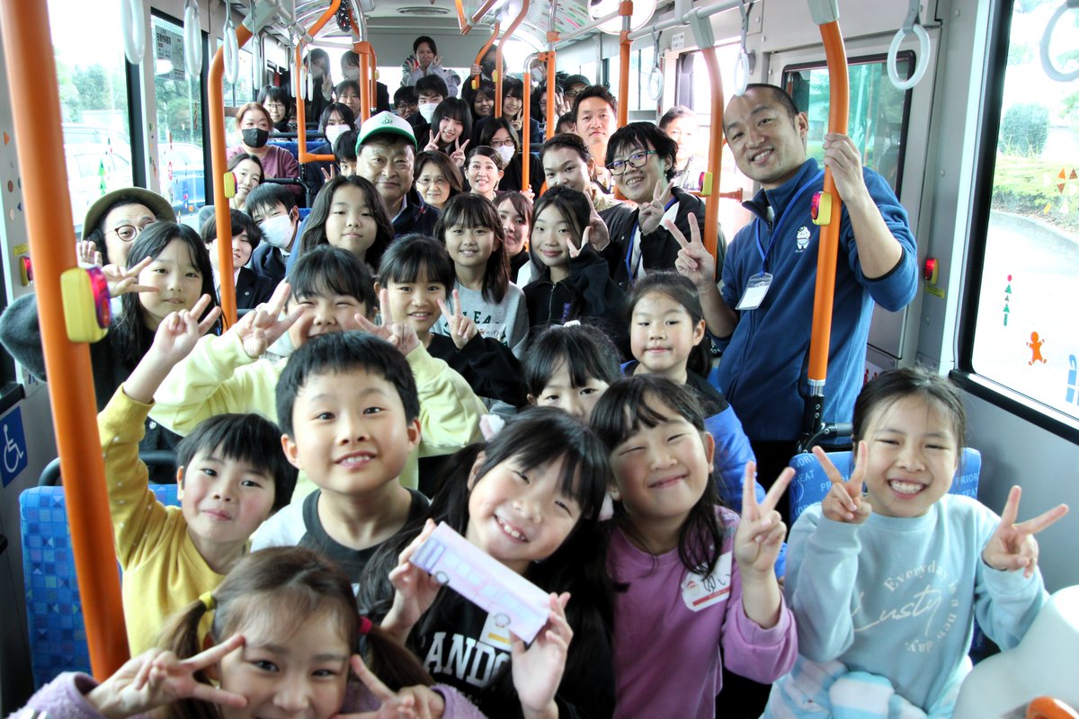 Naritakuko_RET's tweet image. バスの車内をデコろう 大盛況！
11/9（日）多古町コミュニティプラザにて京成バス千葉イースト＆JRバス関東のバスをクリスマス装飾。
雨の中、約50名の皆さんがご参加

多古町地域おこし協力隊 有志による合同企画に
わせがく高校・多古高校の生徒／先生方のサポートも
皆様ありがとうございました！