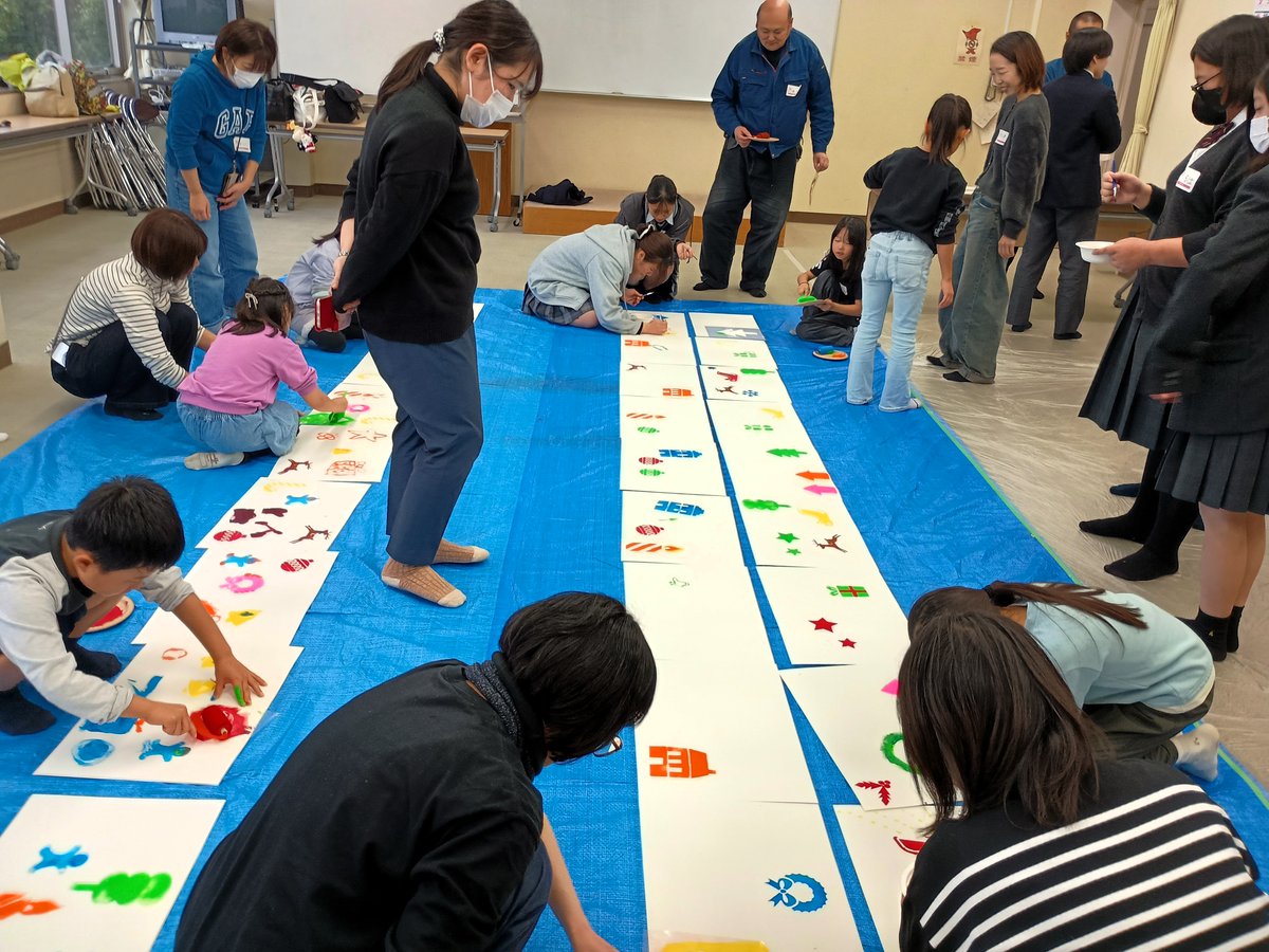 Naritakuko_RET's tweet image. バスの車内をデコろう 大盛況！
11/9（日）多古町コミュニティプラザにて京成バス千葉イースト＆JRバス関東のバスをクリスマス装飾。
雨の中、約50名の皆さんがご参加

多古町地域おこし協力隊 有志による合同企画に
わせがく高校・多古高校の生徒／先生方のサポートも
皆様ありがとうございました！