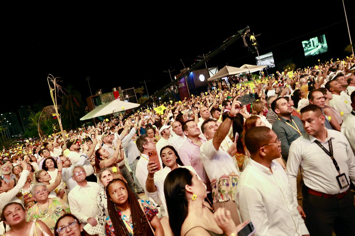 Hoy, desde Santa Marta, la ministra <a href="/maferojas/">Mafe Rojas</a> acompaña al presidente <a href="/petrogustavo/">Gustavo Petro</a> en el acto de perdón histórico ordenado por la Corte IDH por el exterminio de la Unión Patriótica. Honramos su memoria.
#ConDignidadCumplimos