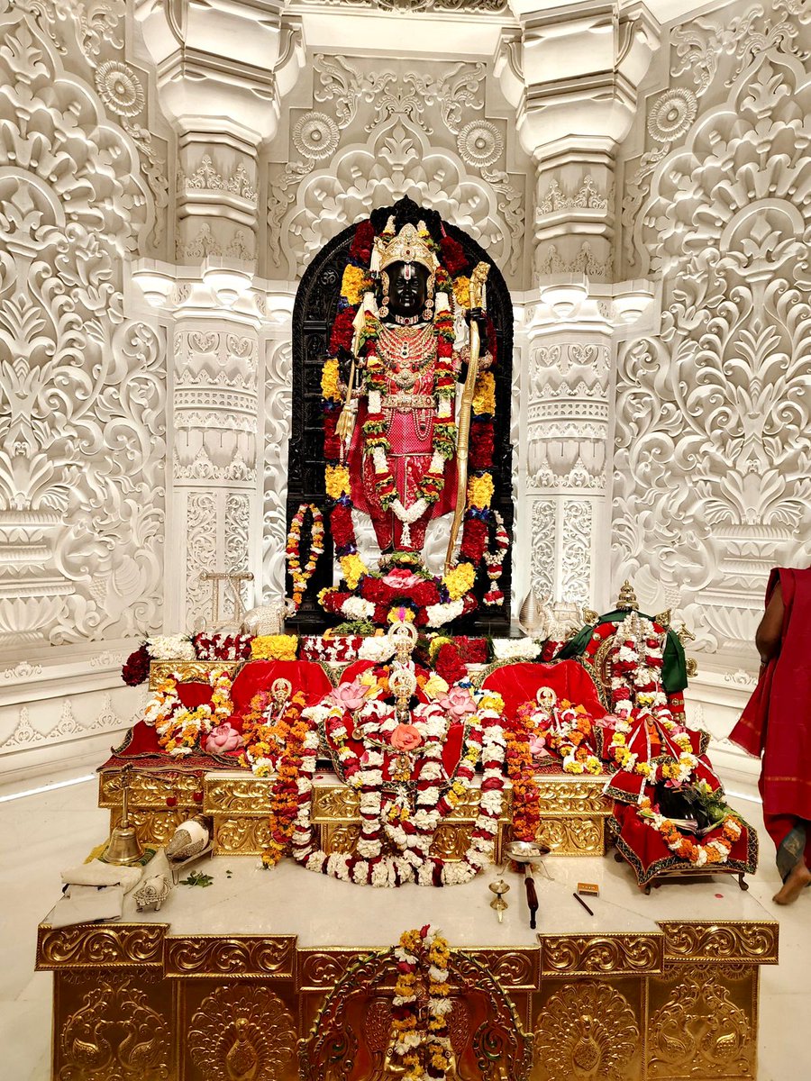 सत्य वह दीपक है जो हर अंधकार को मिटा देता है जो व्यक्ति सीमाओं का सम्मान करता है वही आदर्श बनता है

संकट में भी शांत रहना ही वीरता की पहचान है
परिस्थिति कैसी भी हो, अपने धर्म और कर्म से विचलित मत हो

जहाँ प्रेम और करुणा है वहीं भगवान का वास है

#जय_श्री_राम