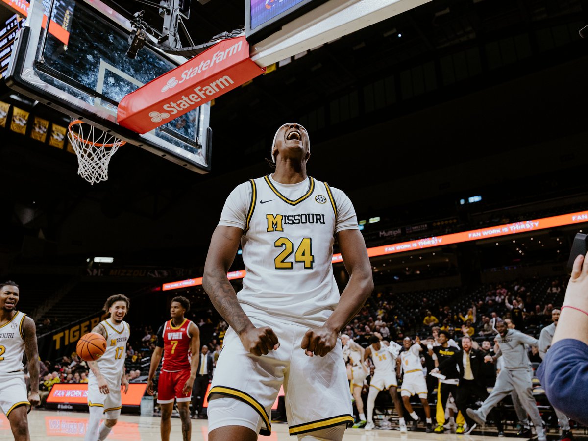 MizzouHoops's tweet photo. The ‼️ on a 3-0 week to start the season

@24_butta // #MIZ 🐯 https://t.co/0hNFFv5gLv