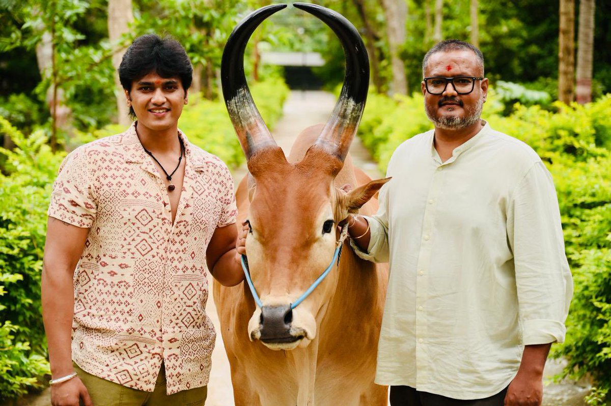 ಚಾಲೆಂಜಿಂಗ್ ಸ್ಟಾರ್ ದರ್ಶನ್, ಸ್ಟಾರ್ ಡೈರೆಕ್ಟರ್ ದಿನಕರ್ ತೂಗುದೀಪ ಸರ್ ರವರ ಅಕ್ಕನ ಮಗ ಚಂದು ರವರಿಗೆ ಎಲ್ಲಾ ತೂಗುದೀಪ ಪರಿವಾರದ ಅಭಿಮಾನಿಗಳಿಂದ ಹುಟ್ಟುಹಬ್ಬದ ಹಾರ್ಧಿಕ ಶುಭಾಷಯಗಳು. ತಾಯಿ ಚಾಮುಂಡೇಶ್ವರಿ ನಿಮಗೆ ಹೆಚ್ಚಿನ ಆಯಸ್ಸು, ಆರೋಗ್ಯ, ಯಶಸ್ಸು ಹಾಗೂ ಕೀರ್ತಿ ಕೊಟ್ಟು ಕಾಪಾಡಲಿ ನಿಮ್ಮ ಕನಸುಗಳೆಲ್ಲ ನನಸಾಗಲಿ ಎಂದು ಹಾರೈಸುತ್ತೇವೆ.🎂