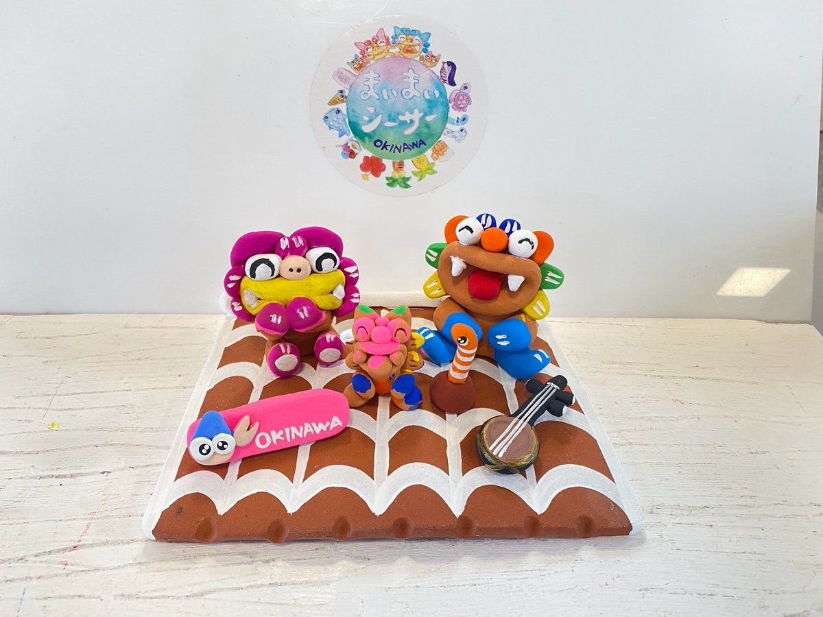 買って持ち帰るより、
作って持ち帰る。

外は雨。移動は短めにして、
ひとつのことに夢中になる日ーーー。

観光の合間に、室内でゆったり
“手を動かす時間”もいいですよ🦁🎨

テーブルに道具をならべて、
まずは土の感触。

ころん、と丸めたり、
ちょっとつまんだり。
形が見えてきたら、