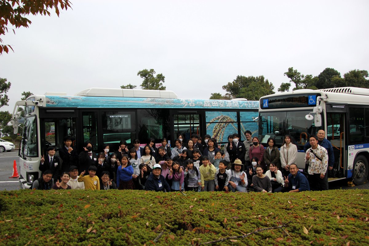 Naritakuko_RET's tweet image. バスの車内をデコろう 大盛況！
11/9（日）多古町コミュニティプラザにて京成バス千葉イースト＆JRバス関東のバスをクリスマス装飾。
雨の中、約50名の皆さんがご参加

多古町地域おこし協力隊 有志による合同企画に
わせがく高校・多古高校の生徒／先生方のサポートも
皆様ありがとうございました！