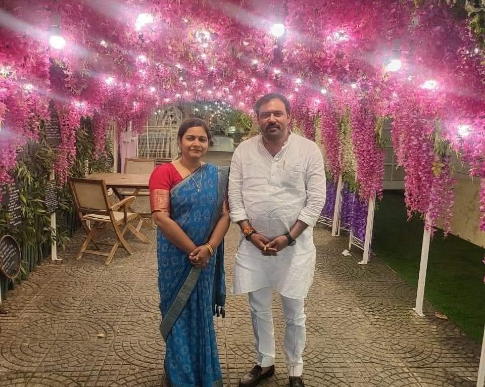 जीवनसाथी अर्धांगिनी श्रीमती जी आपको #जन्मदिन के अवसर पर अनन्त शुभकामनाएं एवं बधाई💐🎂।

#KamleshMishra #kamlesh4lmp