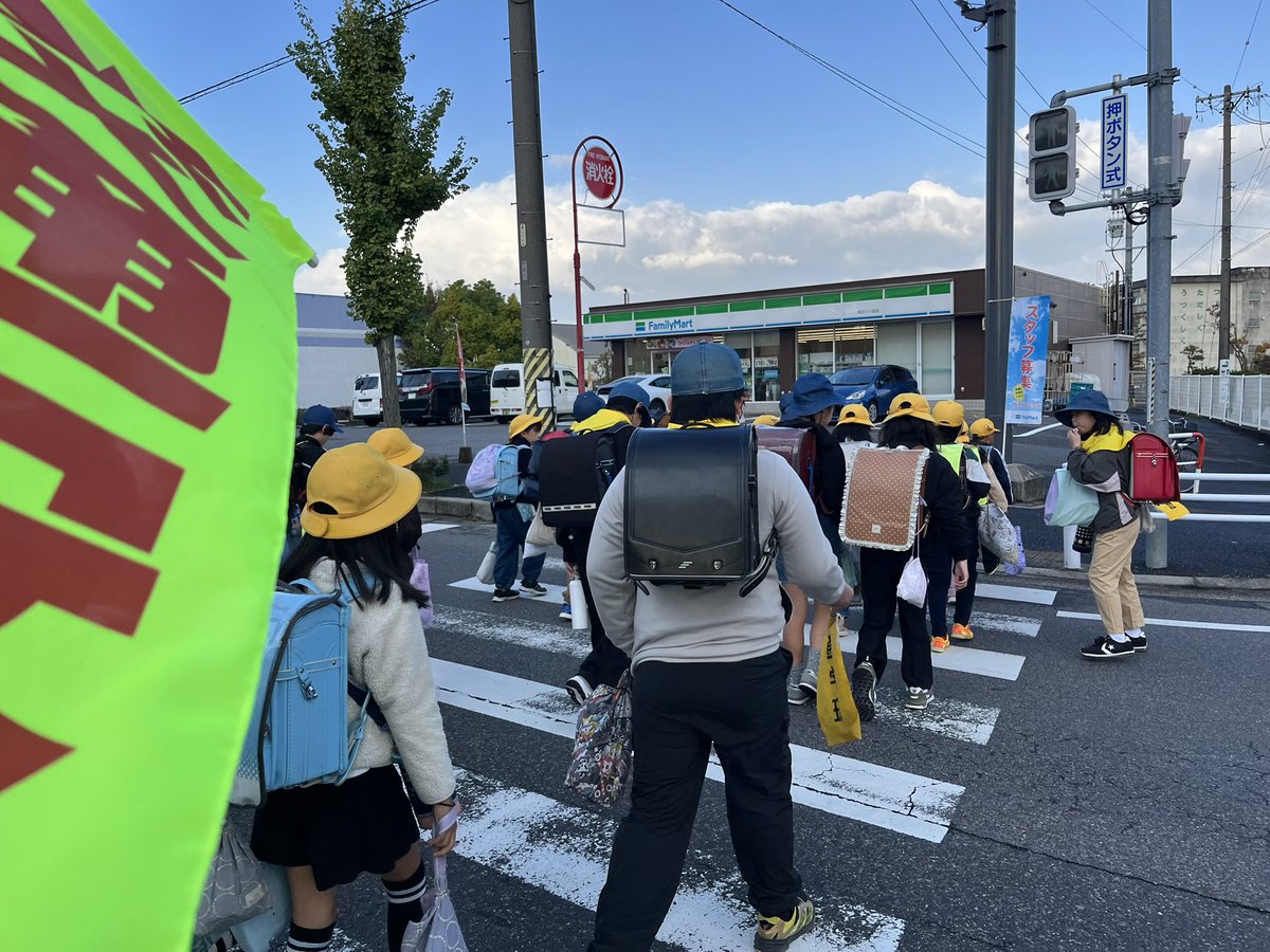 tanakatakeshi's tweet image. 【朝活・11月10日⛅️】

今朝はみまもり活動からスタートしました。

今日は交通事故死ゼロの日なので、交通安全立哨を兼ねて、早めに出動しました。

市の青色防犯パトロール車での巡視もお疲れ様です。

数日間、バタバタしてしまいそうです。

#質実剛健
#田中健
#未来共創
#地域密着