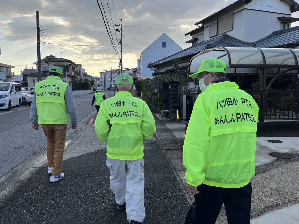 tanakatakeshi's tweet image. 【朝活・11月10日⛅️】

今朝はみまもり活動からスタートしました。

今日は交通事故死ゼロの日なので、交通安全立哨を兼ねて、早めに出動しました。

市の青色防犯パトロール車での巡視もお疲れ様です。

数日間、バタバタしてしまいそうです。

#質実剛健
#田中健
#未来共創
#地域密着