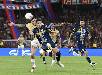 Cerro Porteño esta cada vez más cerca del título del Clausura, porque si bien apenas empató con Trinidese, se beneficio de la derrota de Guaraní ante Libertad y lidera las posiciones con un punto de ventaja.
Ignacio Aliseda vio la roja y ya no hay campeonato para él.