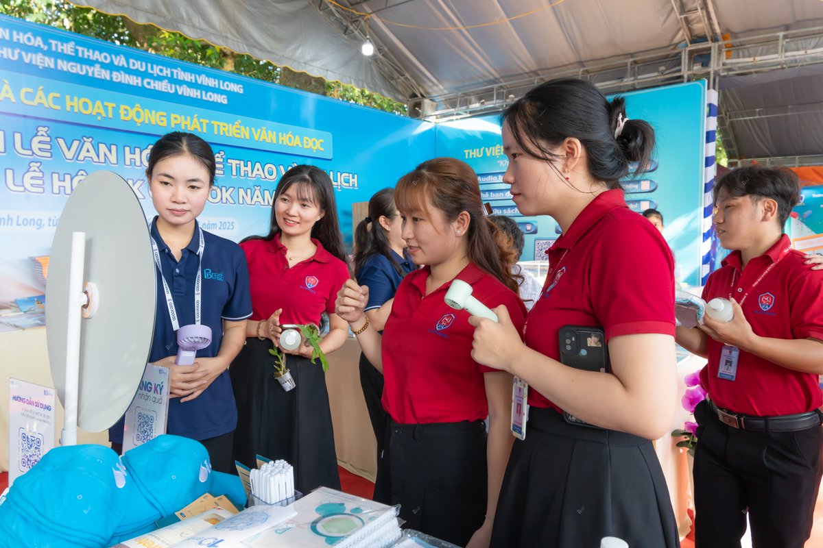 BioFix_Fresh's tweet image. 🌿 BIOFIX FRESH AND VINH LONG STUDENTS EXPLORE STEM AT THE OK OM BOK FESTIVAL 2025

As part of the Culture – Sports – Tourism Week celebrating the Ok Om Bok Festival, BioFix Fresh took part in the STEM Fair.

#BioFixFresh #BiologicalEra  #MicrobialSolutions #CircularEconomy