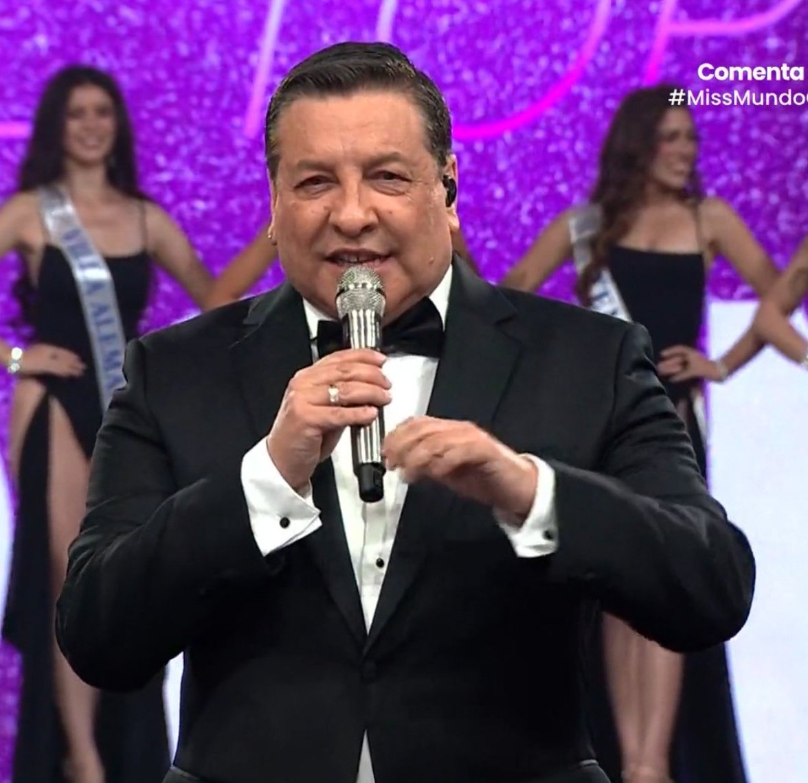 Marcelojoker1's tweet photo. Julio César Rodríguez no solo es feo, sino que no tiene clase, glamour para a animar el #MissMundoCHV https://t.co/yawRqdlmAN