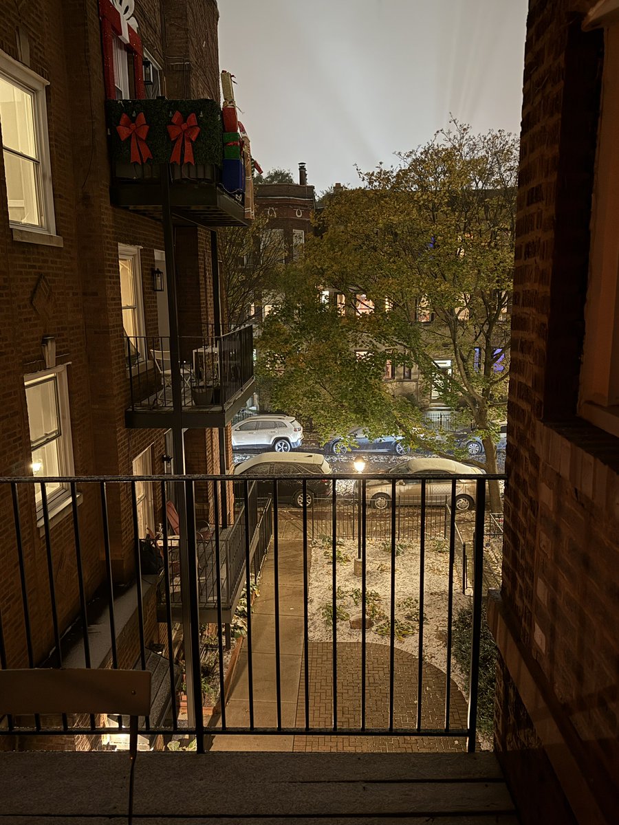 Here comes the snow on the north side of Chicago.