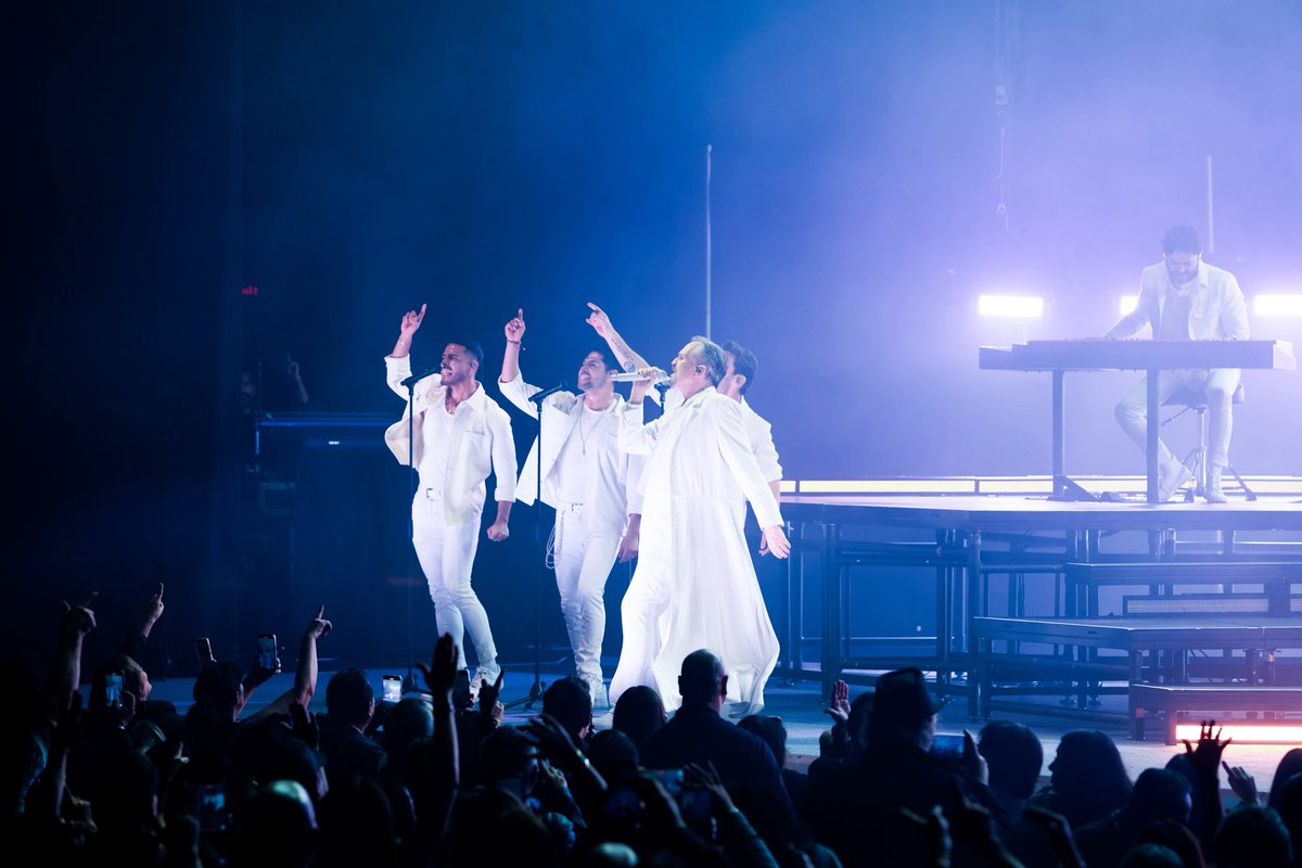 LOS ÁNGELES, HA SIDO UNA NOCHE EXTRAORDINARIA CON VOSOTROS!!!! ESTOY CON EL CORAZÓN REPLETO DE ENERGÍA Y DE CARIÑO. ¡GRACIAS <a href="/youtubetheater/">YouTube Theater</a> ! #SoldOut 
SEGUIMOOOOS US. #TourImportante