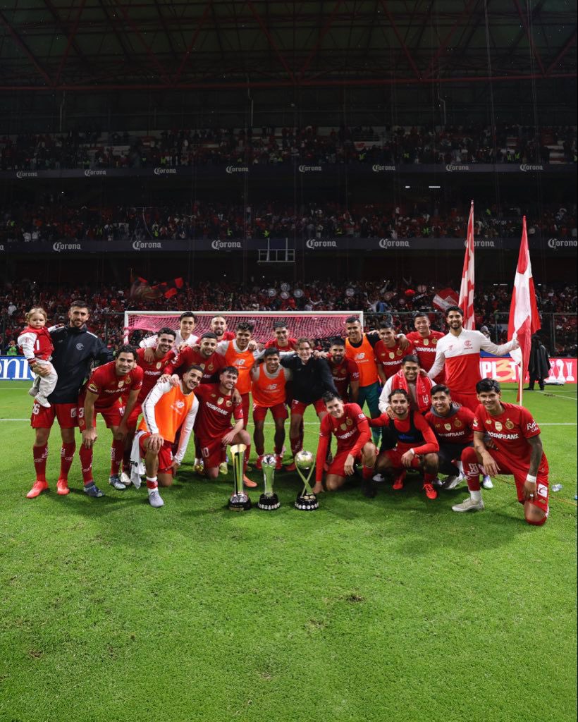 desinformarquez's tweet photo. TERMINO EL TORNEO REGULAR. 👹

Concluyeron las 17 jornadas del Apertura 2025 y así fue el balance de nuestro equipo. 👇

➜ 1º Lugar
➜ 43 goles a favor
➜ 18 goles en contra
➜ 11 victorias 
➜ 4 Empates
➜ 2 Derrotas 
➜ Mejor ofensiva del torneo
➜ Segunda mejor defensiva del torneo
➜ Campeón de goleo

¿Cómo definirían el torneo del campeón? 🤔
