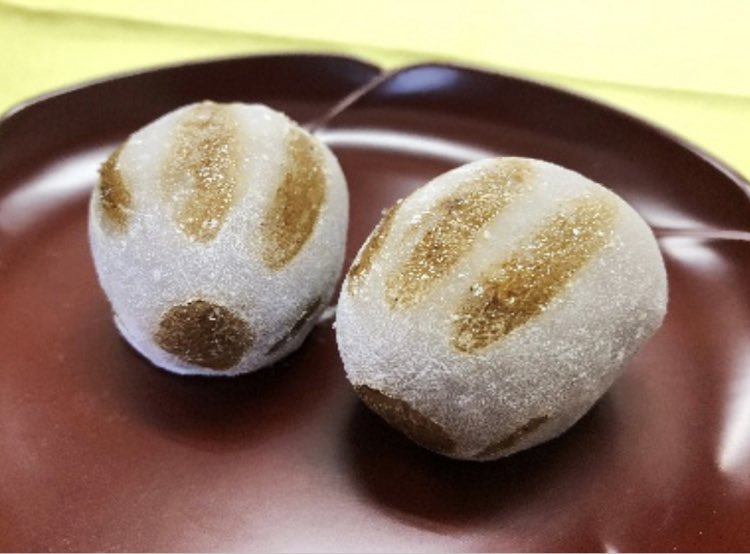 11/1より販売の店舗限定和菓子をご紹介‼️

【栗鹿の子】
白あんに求肥餅を包み贅沢に栗で衣付けした鹿の子です🌰

【亥の子餅】
亥の月亥の日、亥の刻（21〜23時）に穀物を混ぜ込んだ餅を食べる無病息災を願う儀式に因んだ和菓子です🐗

ご来店お待ちしております☺️

#和菓子 #期間限定