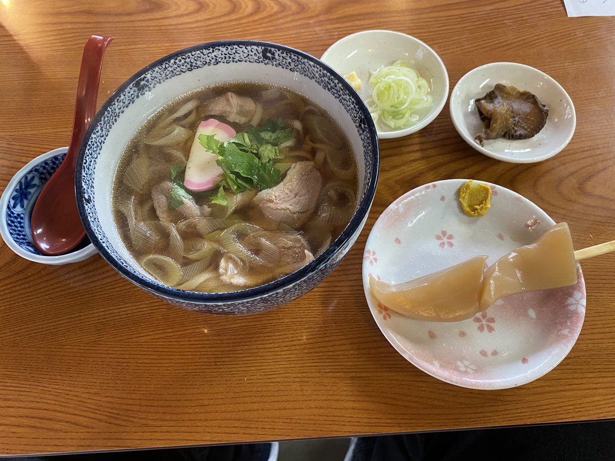 shisshern's tweet photo. 角館の武家屋敷通りでご機嫌な朝食
1軒目はオーソドックスな稲庭うどん
2軒目はぼだっこ飯目当てで入ったが、麺類の注文がマストだったため朝から2軒連続うどんを食べることに…
まぁ美味しかったのでヨシッ！ https://t.co/MyQRbQvx7E
