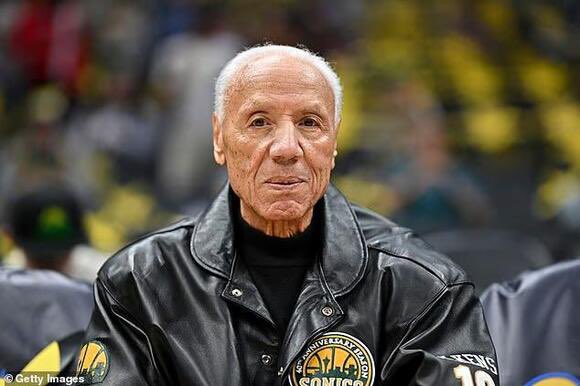 Lenny Wilkens passed away today. He was 88 years old:

1968 NBA MVP Runner-Up (20/5/8)
1970 NBA Assists Leader (9.1 APG)
1971 NBA All-Star Game MVP (21 Pts)
1979 NBA Champion (As Coach)
1994 NBA Coach of the Year
9X All-Star
2X Olympic Gold Medalist Coach

Wilkens was inducted
