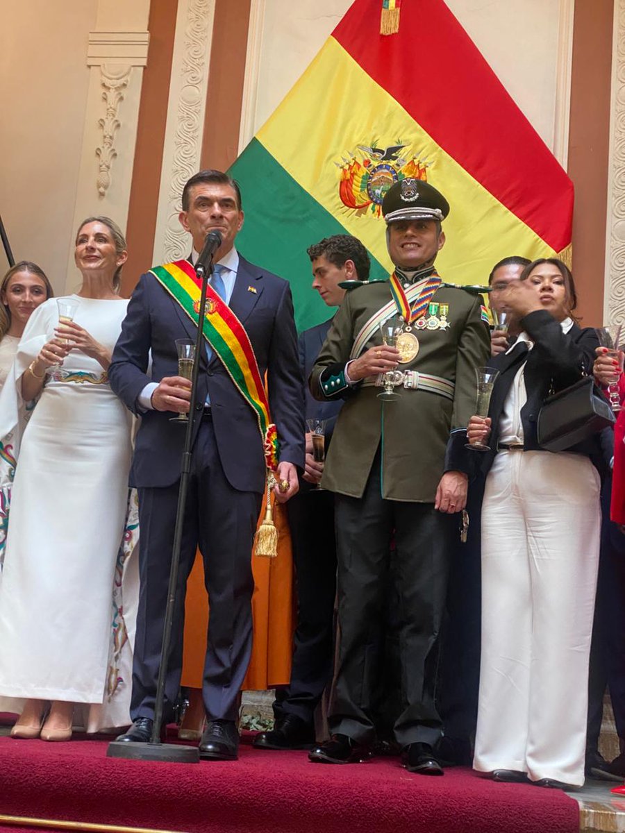Estuve en la Posesión de Rodrigo Paz,  Presidente de Bolivia.
Ha sido una gran jornada histórica.
🇧🇴