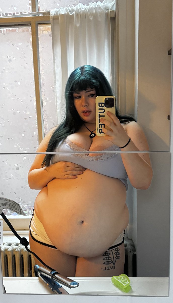 TianasTummy's tweet photo. ate so much my waist disappeared :3 https://t.co/na0y5vkyMQ