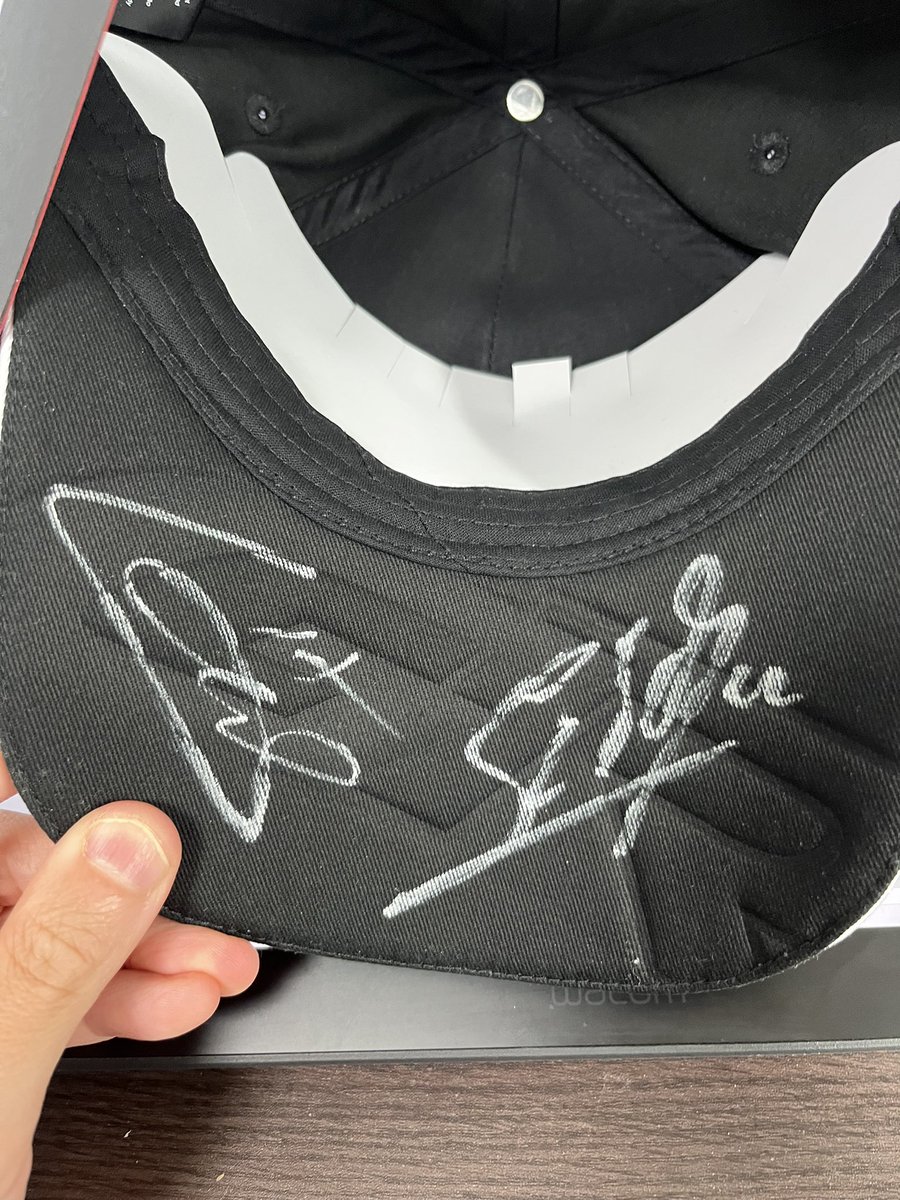 今年は現地に行った友人にワンチャン貴元選手サインをお願いしたらラリー1のドライバー、コドライバー全員から頂けると言うまさかの出来事がありました

レッキ中だったそうで忙しい中快く対応してくれたドライバーの皆様並びに友人に厚く御礼申し上げます
墓場まで持って行きます 