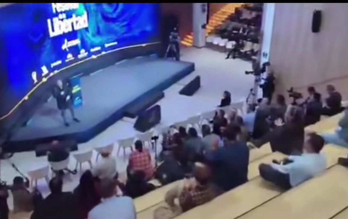 Ese "foro de la soledad"... Perdón, de la 'libertad", auspiciado por Salinas Pliego resultó más vacío que su candidatura... ¿Y el súper apoyo que presumía?