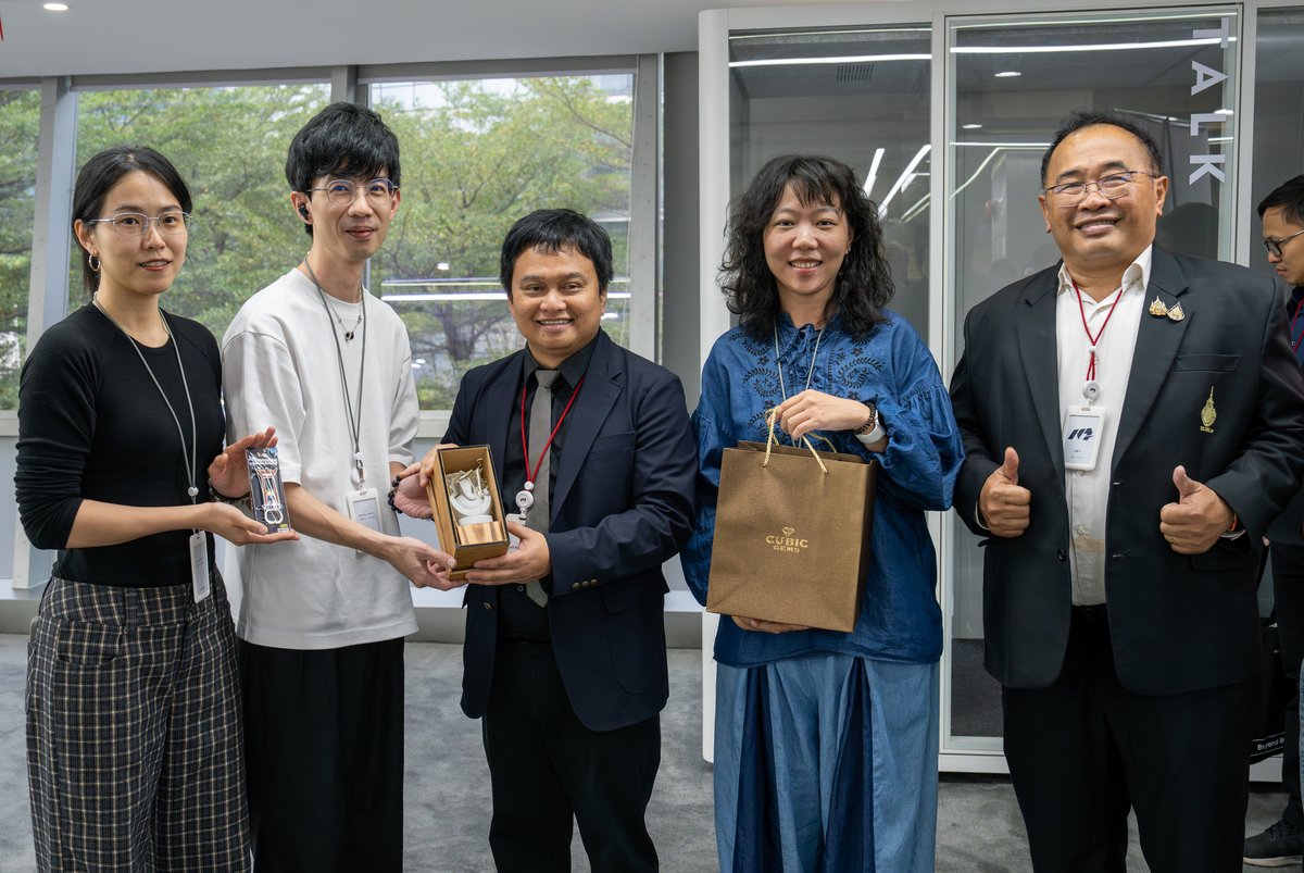 AgilexRobotics's tweet image. A fantastic day of collaboration with the Thai university delegation! It was an incredible session of idea-sharing—we delved into robotics R&amp;amp;D, educational collaboration, and industry application trends, with fruitful discussions on future cooperation.
#AgileXRobotics #University