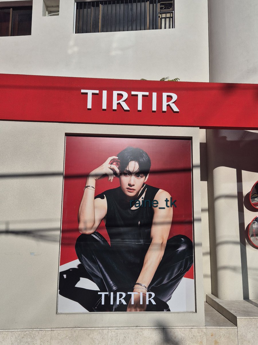 Massive Taehyung banners cover TIRTIR stores! 

#TaehyungxTIRTIR