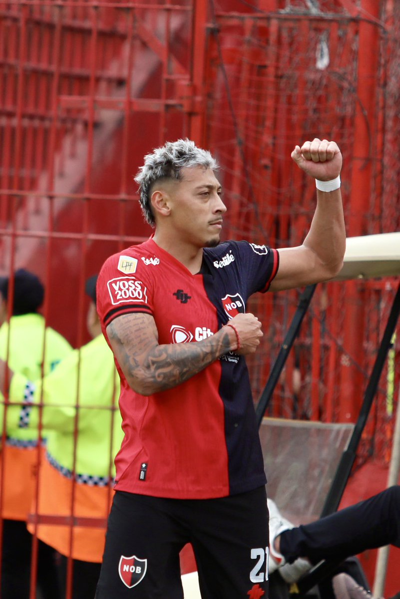 Newells's tweet photo. Dos goles que valen más que tres puntos 💪🏼

La Lepra tiene mucho aguante ❤️🖤 https://t.co/Ll9a9zC5CC