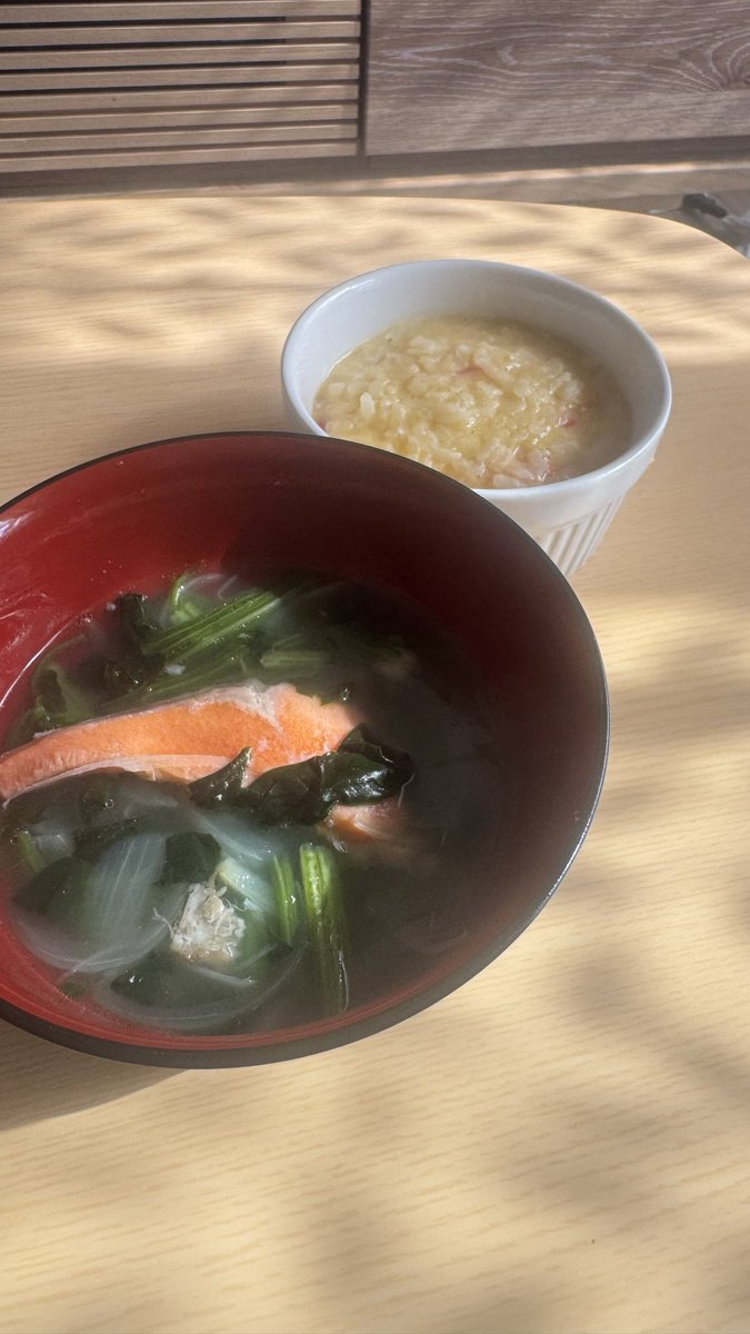 yoshikoderosa's tweet image. タフなレースの翌朝のご飯
ぼろぼろな体にしみる🥺✨

・卵とカニカマこお粥
・鮭とほうれん草のお吸い物