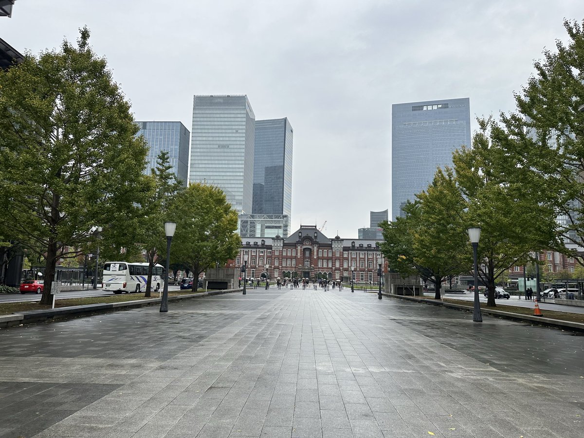 behappy__always's tweet photo. 11/9(日)
東京って　スタバがむっちゃ多い！

東京駅からも近く、皇居を見ながら仕事をしてると言う姪っ子の職場を見に！
東京のビルは背が高い上に　敷地面積が大きいからか　圧がすごい

そして　TOKIAの天壇ランチ
ロースが薄すぎて残念

そして　帰路に着き
屋台ずし https://t.co/TRLxBHphtk