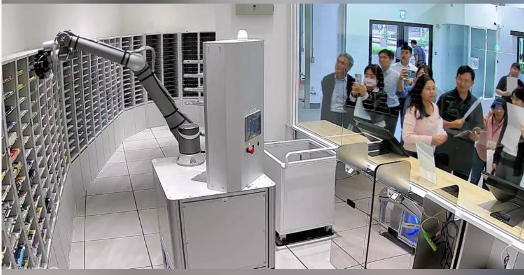 techmanrobot_jp's tweet image. AIは工場だけでなく、図書館にも進出しています。📚🤖
テックマンロボットは「TM AI Cobot」を活用し、台湾初の「AIロボット予約セルフ図書取出システム」を構築しました。
ロボットが本を取り出して届けてくれるので、利用者は簡単に予約するだけで、新しいスマート貸出サービスを体験できます。