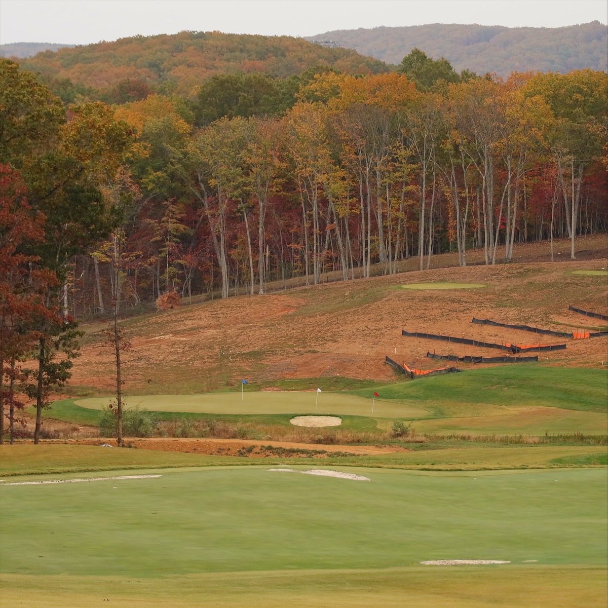 GolfCrusade's tweet photo. In the #collegegolf facility space, @LibertyGolf is ascending to the top of the Mountain! Incredible flexible 6-green, 14-corridor, 18-hole practice course on top of their #goated range &amp; clubhouse. Impressive! More college golf facilities: https://t.co/N0mWXycIWj @LibertyFlames https://t.co/ofEJQ56ef0