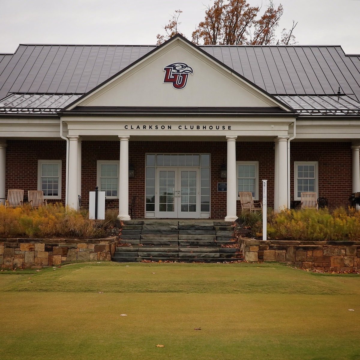 GolfCrusade's tweet photo. In the #collegegolf facility space, @LibertyGolf is ascending to the top of the Mountain! Incredible flexible 6-green, 14-corridor, 18-hole practice course on top of their #goated range &amp; clubhouse. Impressive! More college golf facilities: https://t.co/N0mWXycIWj @LibertyFlames https://t.co/ofEJQ56ef0