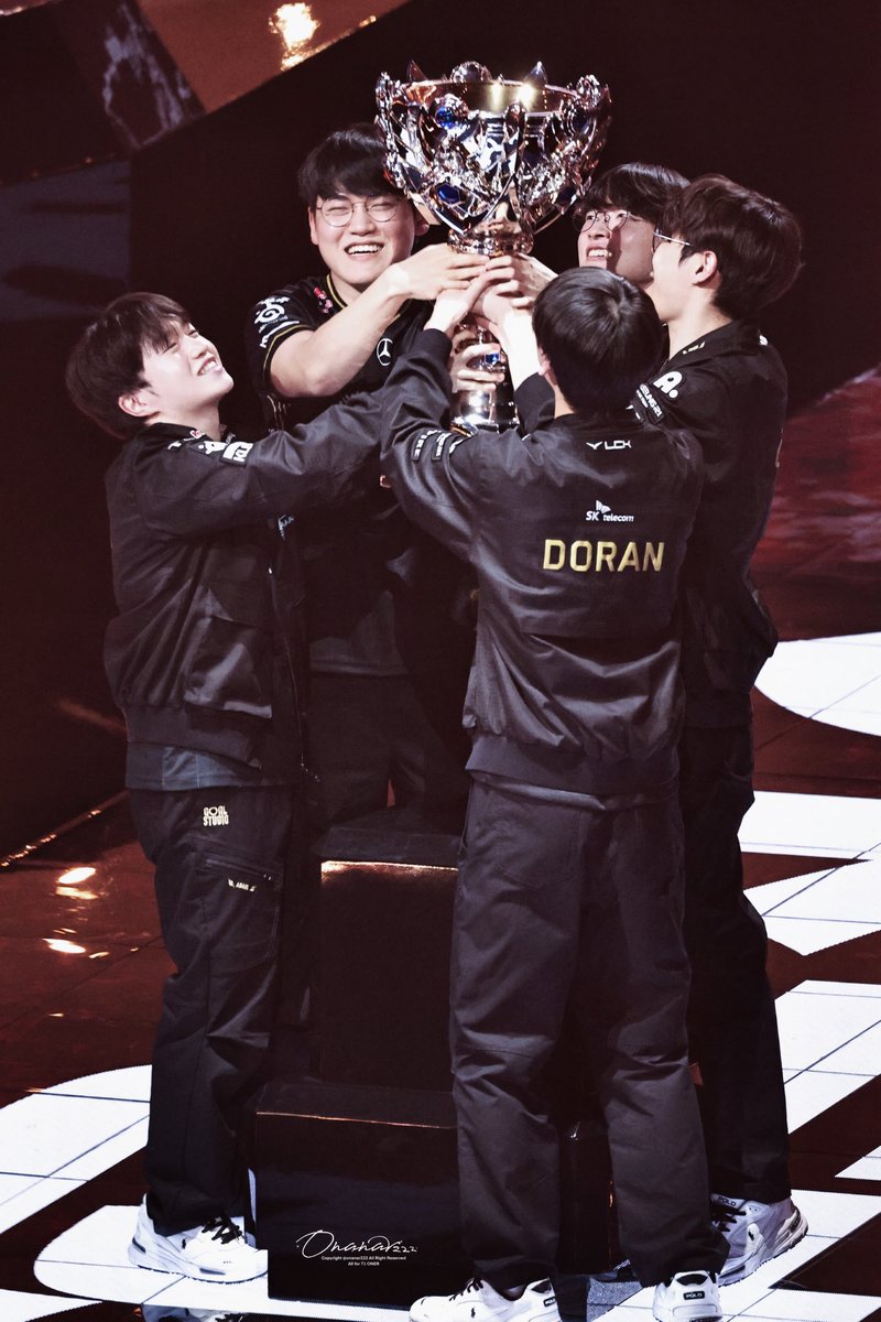 「251109 Worlds Final」
️
함께 컵 들어 올리는 모습 진짜 장관이었어🏆✨
#T1 #T1WIN #Doran #도란 #Oner #오너 #Faker #페이커 #Gumayusi #구마유시 #Keria  #케리아