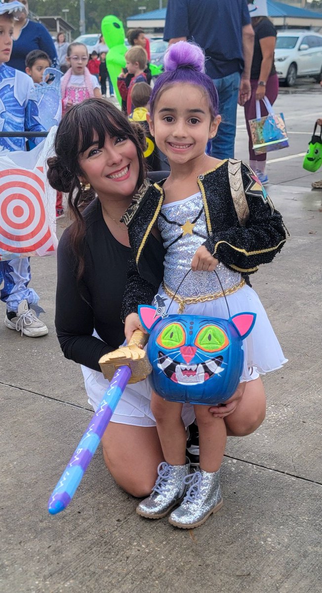 Hello Twitter! Not that anyone actually cares haha but things have been Hella busy in our home. I just wanted to share our Halloween pic. I made the costume, sword, hair, and bucket lol pretty proud of it and mini loved it!