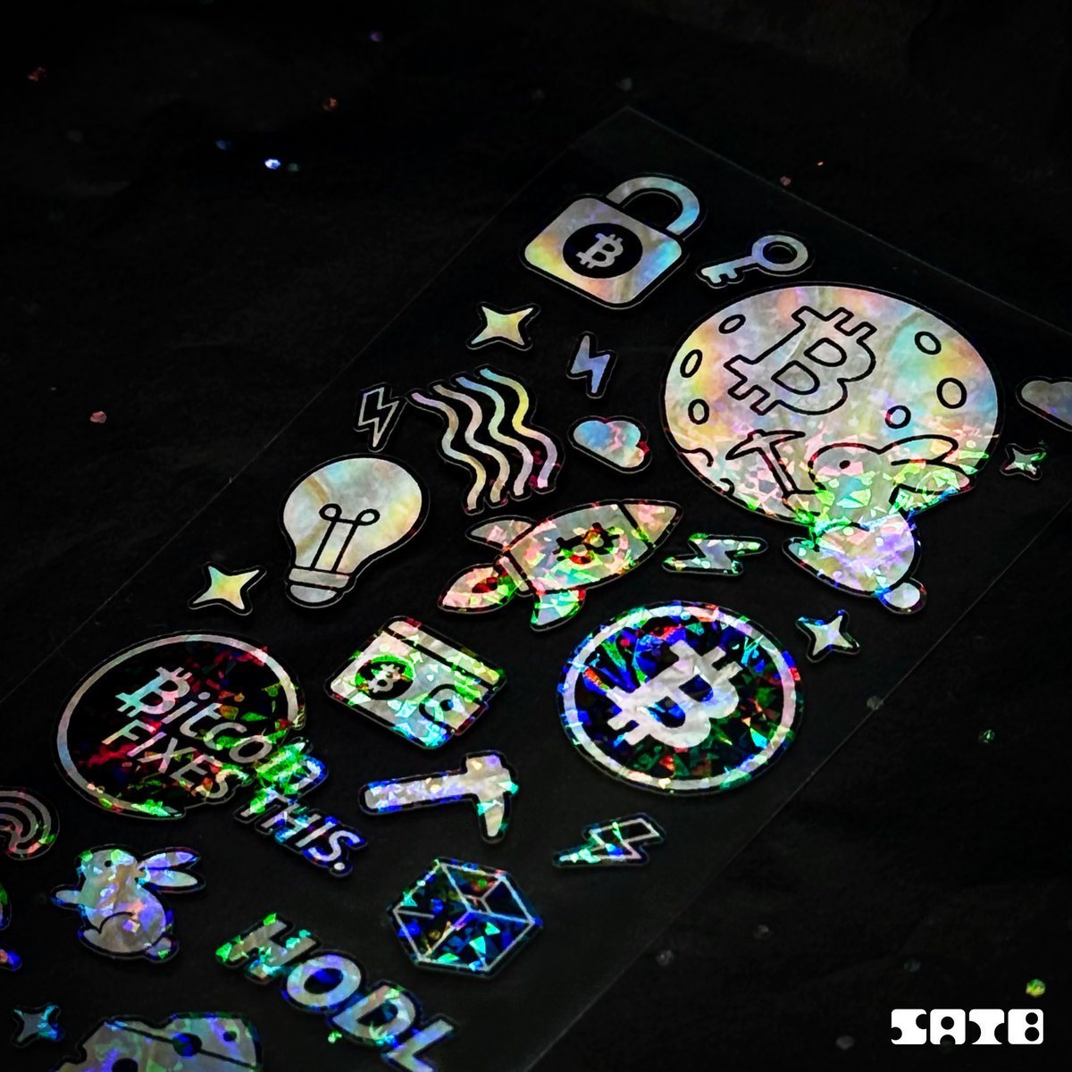 🔸Objet 04 — Sticker (스티커)

달토끼 프로젝트의 요소들을 가장 가볍게 확산시키는 오브제입니다.
작은 자개 조각의 반사 결이 살아 있어,
월렛, 노트북, 휴대폰 등 어떤 표면에서도
빛나는 비트 조각을 일상에서 자연스럽게 마주할 수 있습니다.